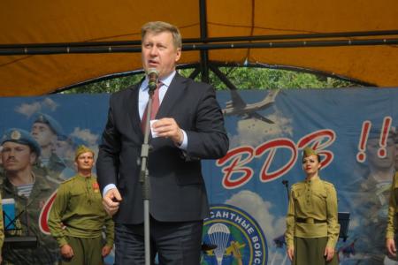 «Пусть сегодня содрогнется весь империалистический мир!». А.Е. Локоть выступил на празднике десантников в Новосибирске