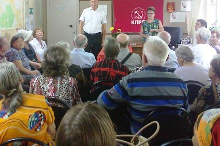 Кандидаты от КПРФ Ольга Алимова и Александр Анидалов встретилась с "детьми войны"
