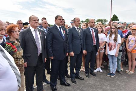 В первый день рабочего визита в Орловскую область Г.А. Зюганов встретился с горожанами и партийным активом, принял участие в чествовании ветеранов и открытии мемориального комплекса "Военная семья"
