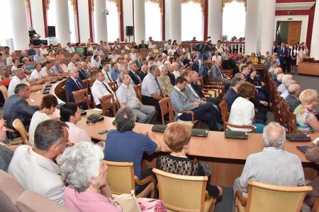 В первый день рабочего визита в Орловскую область Г.А. Зюганов встретился с горожанами и партийным активом, принял участие в чествовании ветеранов и открытии мемориального комплекса "Военная семья"