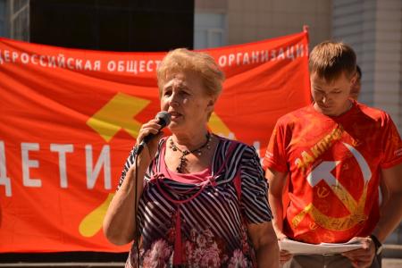Астраханские коммунисты провели акцию в поддержку детей войны