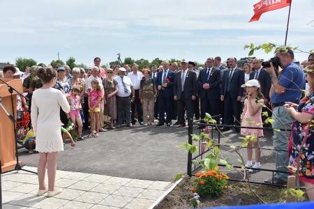 В первый день рабочего визита в Орловскую область Г.А. Зюганов встретился с горожанами и партийным активом, принял участие в чествовании ветеранов и открытии мемориального комплекса "Военная семья"