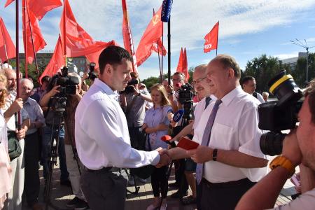 В первый день рабочего визита в Орловскую область Г.А. Зюганов встретился с горожанами и партийным активом, принял участие в чествовании ветеранов и открытии мемориального комплекса "Военная семья"
