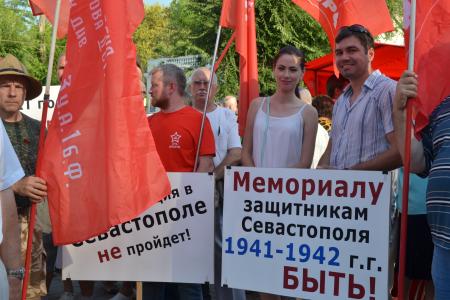 Антисоветизм в Севастополе не пройдёт: севастопольцы вышли на митинг против памятника примирению