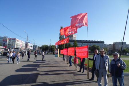 Накануне Дня знаний пермские коммунисты провели акцию протеста