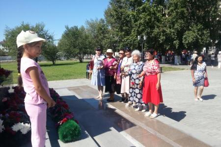 Коммунисты возложили цветы к памятнику основателю тувинской государственности