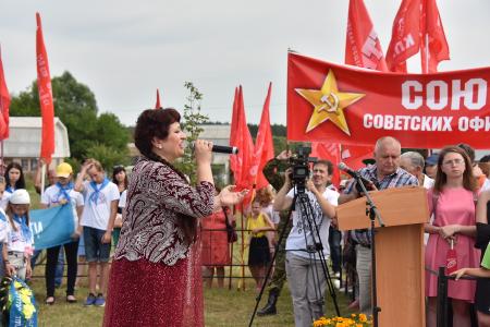 В первый день рабочего визита в Орловскую область Г.А. Зюганов встретился с горожанами и партийным активом, принял участие в чествовании ветеранов и открытии мемориального комплекса "Военная семья"