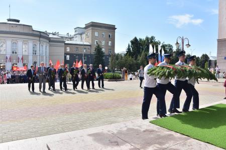 В первый день рабочего визита в Орловскую область Г.А. Зюганов встретился с горожанами и партийным активом, принял участие в чествовании ветеранов и открытии мемориального комплекса "Военная семья"