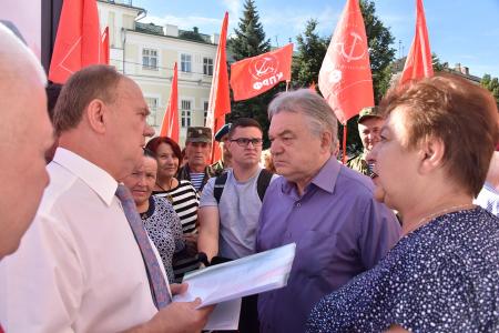 В первый день рабочего визита в Орловскую область Г.А. Зюганов встретился с горожанами и партийным активом, принял участие в чествовании ветеранов и открытии мемориального комплекса "Военная семья"
