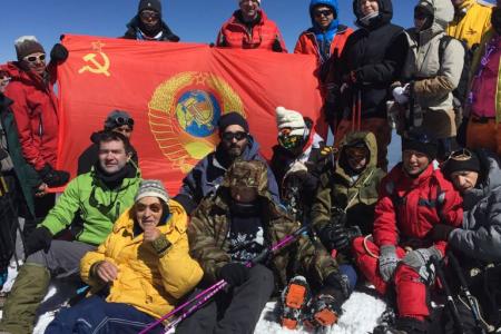 В честь 100-летия Октября. Наши на вершине. Более 300 спортсменов покорили Эльбрус