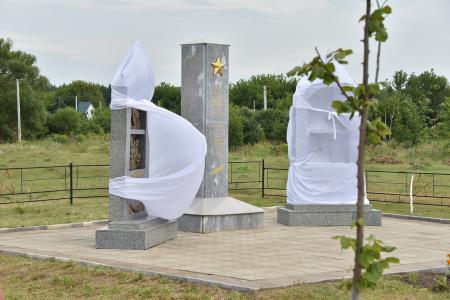 В первый день рабочего визита в Орловскую область Г.А. Зюганов встретился с горожанами и партийным активом, принял участие в чествовании ветеранов и открытии мемориального комплекса "Военная семья"