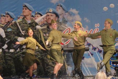 «Пусть сегодня содрогнется весь империалистический мир!». А.Е. Локоть выступил на празднике десантников в Новосибирске