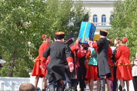 В.Г. Поздняков вручил гран-при победителям конкурсов II Межрегионального фестиваля «Во глубине сибирских руд…»