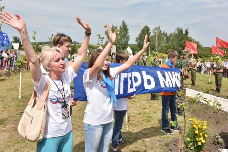 В первый день рабочего визита в Орловскую область Г.А. Зюганов встретился с горожанами и партийным активом, принял участие в чествовании ветеранов и открытии мемориального комплекса "Военная семья"