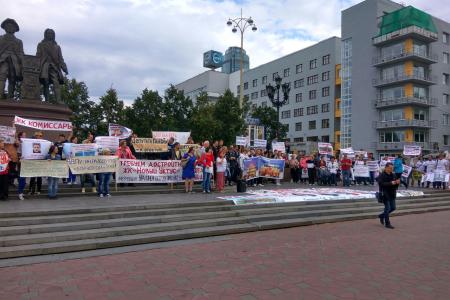В Екатеринбурге коммунисты помогли обманутым дольщикам провести митинг в защиту их прав