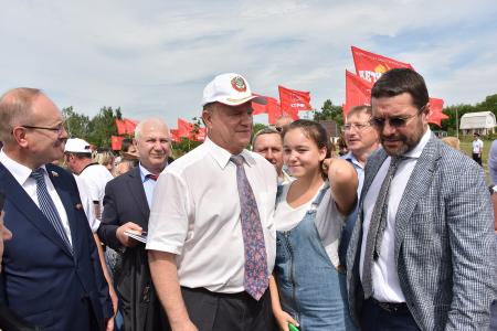 В первый день рабочего визита в Орловскую область Г.А. Зюганов встретился с горожанами и партийным активом, принял участие в чествовании ветеранов и открытии мемориального комплекса "Военная семья"