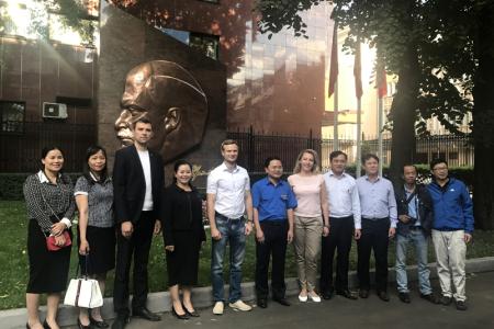 Руководители Ленинского комсомола встретились в Москве с комсомольцами социалистического Вьетнама