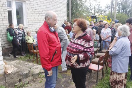 Кандидат в губернаторы Ярославской области Михаил Парамонов и руководитель фракции КПРФ А.В.Воробьев посетили сход жителей в Некрасовском районе