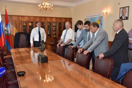 В первый день рабочего визита в Орловскую область Г.А. Зюганов встретился с горожанами и партийным активом, принял участие в чествовании ветеранов и открытии мемориального комплекса "Военная семья"