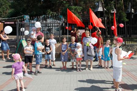 Воронежские комсомольцы провели мероприятие для детей в парке "Танаис"