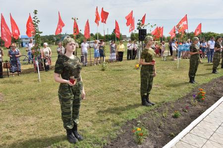 В первый день рабочего визита в Орловскую область Г.А. Зюганов встретился с горожанами и партийным активом, принял участие в чествовании ветеранов и открытии мемориального комплекса "Военная семья"