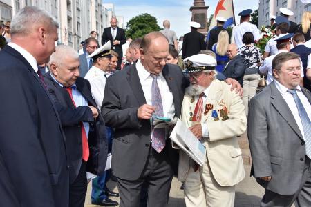 В первый день рабочего визита в Орловскую область Г.А. Зюганов встретился с горожанами и партийным активом, принял участие в чествовании ветеранов и открытии мемориального комплекса "Военная семья"
