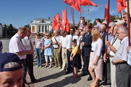 В первый день рабочего визита в Орловскую область Г.А. Зюганов встретился с горожанами и партийным активом, принял участие в чествовании ветеранов и открытии мемориального комплекса "Военная семья"