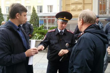 Московские коммунисты провели акцию у мэрии Москвы против беззакония на выборах, выстроившись в очередь для подачи заявлений