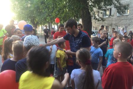 Тюмень. Комсомольцы организовали «веселые старты» для детворы