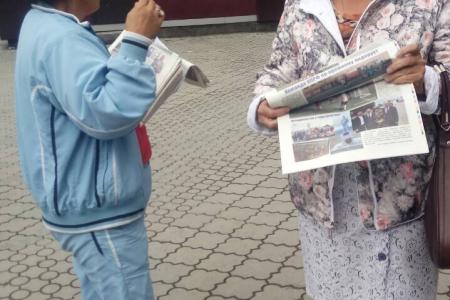 Республика Тыва. Коммунисты раздавали на улицах газету «Правда Тувы»