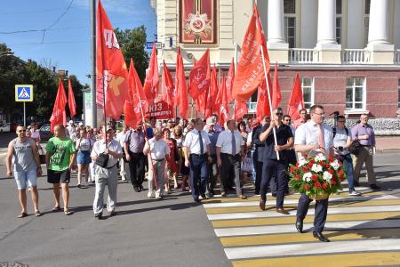 В первый день рабочего визита в Орловскую область Г.А. Зюганов встретился с горожанами и партийным активом, принял участие в чествовании ветеранов и открытии мемориального комплекса "Военная семья"