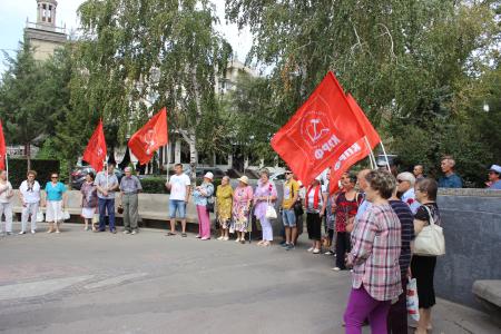 Волгоград. Коммунисты вместе с волгоградцами почтили память жертв массированной бомбардировки Сталинграда 23 августа 1942 года