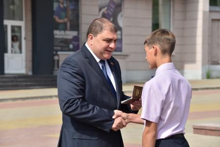 В первый день рабочего визита в Орловскую область Г.А. Зюганов встретился с горожанами и партийным активом, принял участие в чествовании ветеранов и открытии мемориального комплекса "Военная семья"