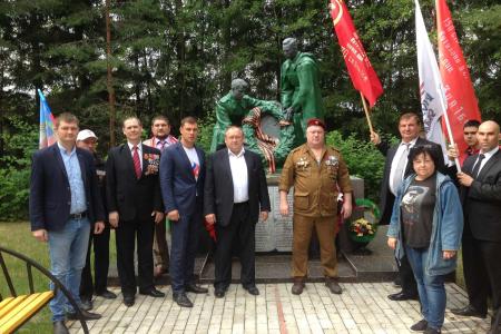 Кандидат в депутаты Госдумы Николай Кузьмин принял участие в автопробеге по местам боевой славы и провел встречу с жителями
