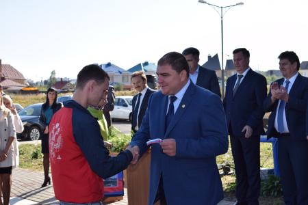 Губернатор-коммунист Вадим Потомский вручил ключи от квартир 11 сиротам