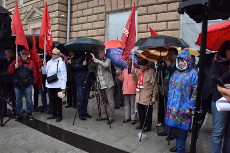 В Москве прошла акция КПРФ против враждебных действий американского руководства в отношении России