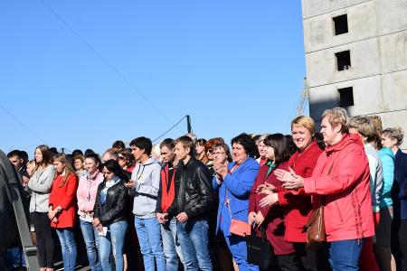 Губернатор-коммунист Вадим Потомский вручил ключи от квартир 11 сиротам