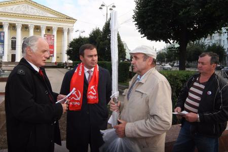 Юрий Афонин и Владимир Федоткин приняли участие в акции «Красные в городе» в Рязани