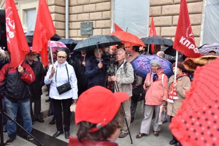 В Москве прошла акция КПРФ против враждебных действий американского руководства в отношении России