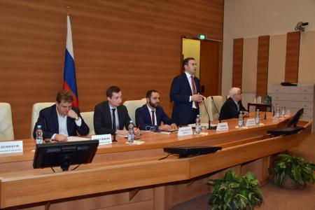 «За мир, солидарность и социальную справедливость!». В Госдуме проводился круглый стол, посвященный предстоящему фестивалю молодежи и студентов