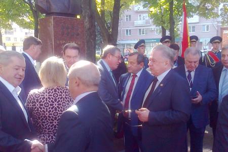 Памятник прославленному земляку открыт в Воронеже