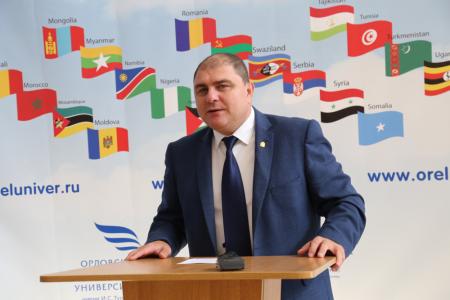 Губернатор-коммунист Вадим Потомский вручил студенческие билеты первокурсникам орловских вузов