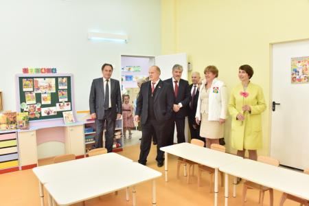 Г.А. Зюганов на открытии детского сада «Замок детства» в совхозе имени Ленина: "К вам всегда приезжаем, как на большой праздник"