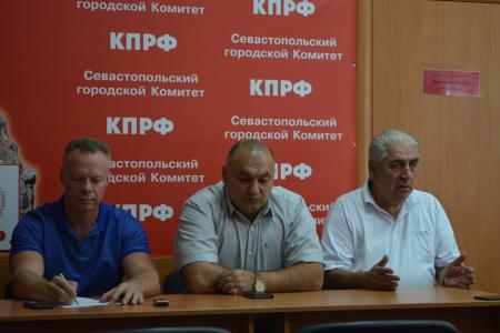 Севастополь. В канун выборов кандидат в губернаторы от КПРФ Роман Кияшко провел пресс-конференцию с представителями семи политических партий