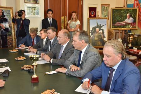 Г.А. Зюганов встретился с делегацией ЦК Компартии Вьетнама во главе с членом Политбюро, секретарем ЦК, заведующим экономическим отделом  ЦК КПВ Нгуен Ван Бинем