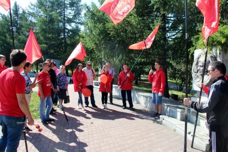 Коммунисты и комсомольцы Челябинской области провели субботник на Алом Поле