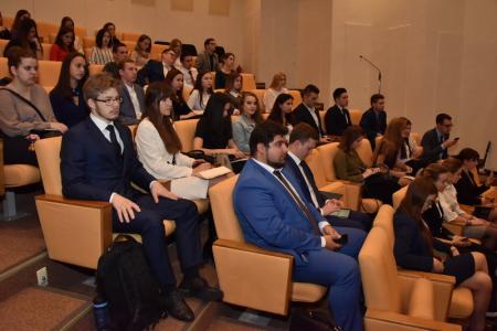 «За мир, солидарность и социальную справедливость!». В Госдуме проводился круглый стол, посвященный предстоящему фестивалю молодежи и студентов