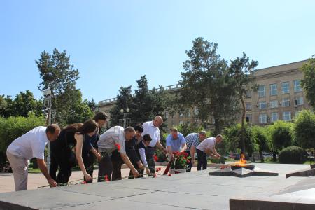 В Волгограде и области коммунисты возложили цветы в День окончания Второй мировой войны