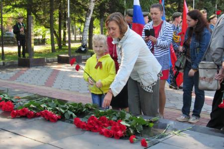 Еврейская АО. В Биробиджане коммунисты возложили цветы к вечному огню и портрету Сталина