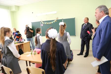 Орловская область. Губернатор-коммунист Вадим Потомский открыл новую гимназию в Вятском Посаде 